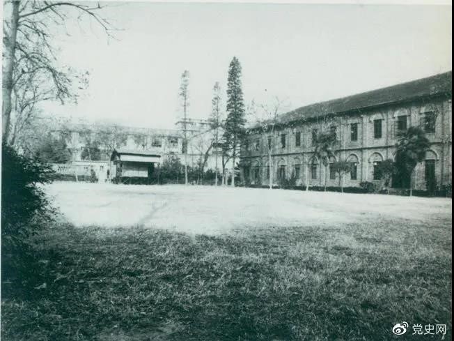 　　1927年3月18日，毛澤東出席在武昌舉行的河南武裝農(nóng)民代表大會，并作湖南農(nóng)運狀況報告。圖為大會會場——武昌農(nóng)講所大操場。